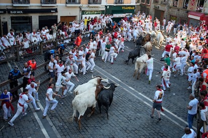 Los mozos son perseguidos por los astados en el tramo de la plaza del Ayuntamiento, este jueves.