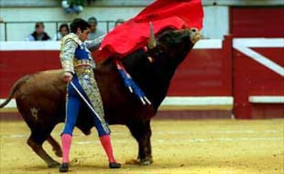 Manuel Caballero da un pase de pecho a su segundo toro.