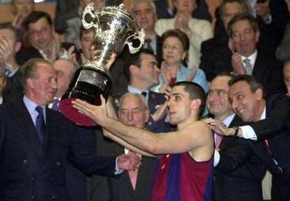 El rey Juan Carlos entrega a Rodrigo de la Fuente la Copa de 2001 que se disputó en el pabellón José María Martin Carpena de Málaga. A la derecha del jugador, el entonces presidente del club azulgrana Joan Gaspart.