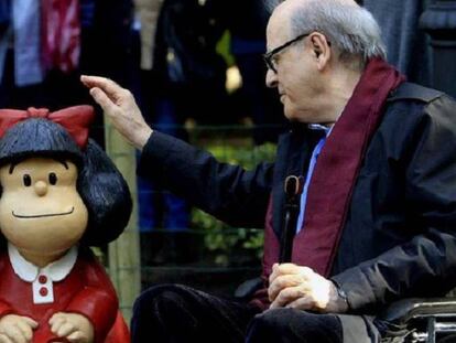 Quino ao lado da escultura da Mafalda no bairro de San Telmo, em Buenos Aires.