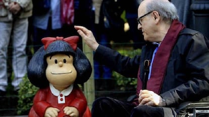 Quino ao lado da escultura da Mafalda no bairro de San Telmo, em Buenos Aires.