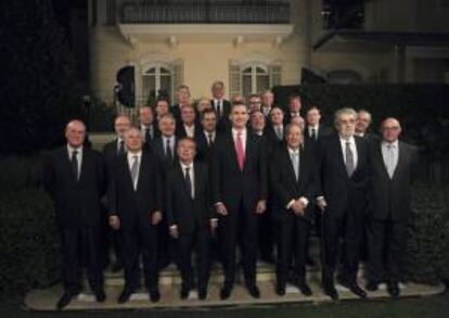 Foto de familia del Príncipe Felipe junto a los empresarios catalanes y madrileños antes de asistir a la cena organizada por el Foro Puente Aéreo hoy en Barcelona.