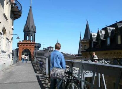 La calle Bellmansgatan; a la derecha, la casa de Mikael Blomkvist, protagonista de <i>Millennium,</i> a la que se accede por una pasarela.