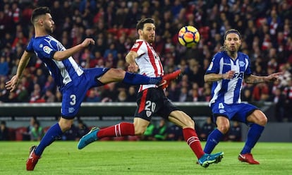 Aritz Aduriz, delantero del Athletic, disputa el bal&oacute;n a Duarte y Alexis, zagueros del Alav&eacute;s.