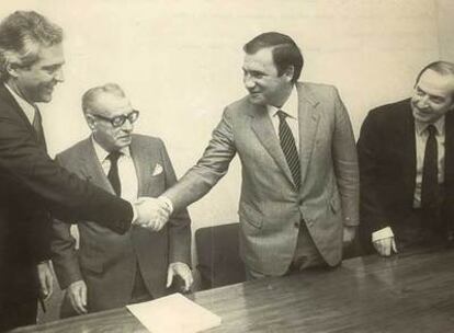Gonzalo Artiach (izquierda) y José María Vizcaíno se saludan ante el notario (en medio) y ante Pedro Arroyo en marzo de 1984 tras constituir Confebask.