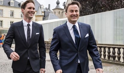 El primer ministro de Luxemburgo Xavier Bettel, a la derecha, y su marido hoy tras contraer matrimonio. 