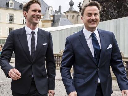 El primer ministro de Luxemburgo Xavier Bettel, a la derecha, y su marido hoy tras contraer matrimonio. 