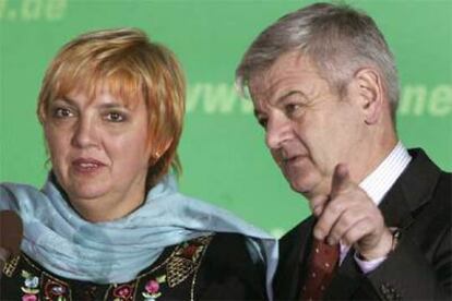 Los líderes verdes Claudia Roth y Joschka Fischer ante la prensa en Berlín.