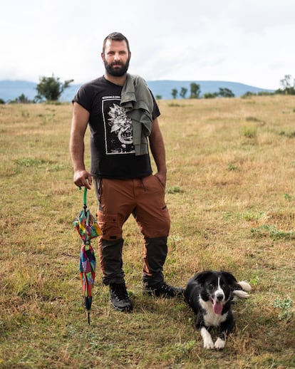 Lur junto a Rubén Cano, su dueño y pastor, en la zona de Madarcos (Sierra Norte de Madrid).