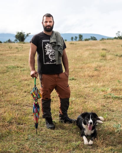 Lur junto a Rubén Cano, su dueño y pastor, en la zona de Madarcos (Sierra Norte de Madrid).
