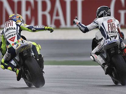 Jorge Lorenzo (a la derecha) felicita a Valentino Rossi después de la carrera de ayer en Sepang.