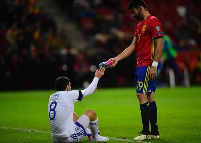 Diego Costa y Almog Cohen de Israel en un lance del partido.