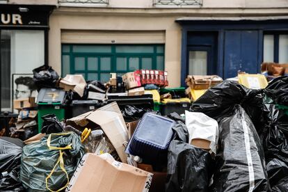 Los contenedores de basura se desbordan y se acumulan en las calles de París debido a la huelga de los servicios de basura contra la reforma de las pensiones, el domingo 12.