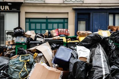 Los contenedores de basura se desbordan y se acumulan en las calles de París debido a la huelga de los servicios de basura contra la reforma de las pensiones, el domingo 12.
