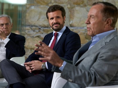 Rafael Arias Salgado, Pablo Casado e Ignacio Camuñas durante una mesa redonda celebrada este lunes en Ávila.