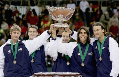 Ferrero, Robredo, Arrese, Nadal y Moyà levantan la Ensaladera en 2004.