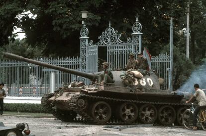 Un tanque T54 durante la Guerra de Vietnam (1955-1975) frente al palacio presidencial.