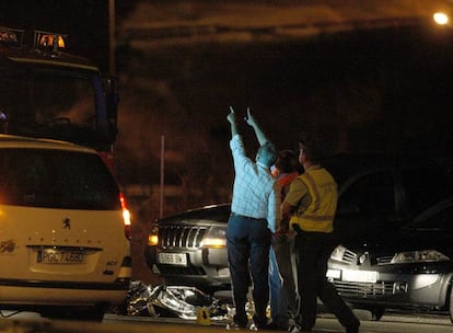 Agentes de la Policía Judicial junto al cadáver.