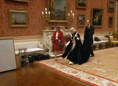 Isabel II, en los pasillos del palacio de Buckingham.