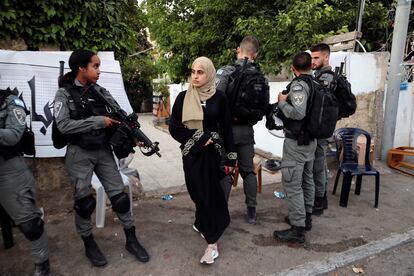 La activista digital palestina Muna al Kurd, el domingo a la entrada de su casa en Sheij Yarrah, en Jerusalén.
