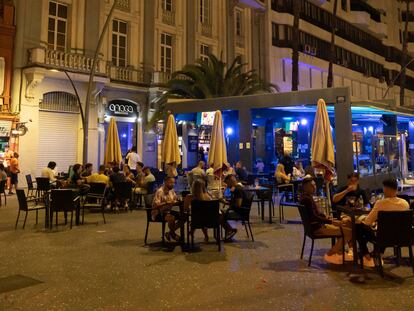 Varias personas disfrutan en una terraza de Santa Cruz de Tenerife, en agosto de 2020.