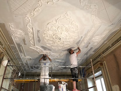 Una obra de restauración de molduras de Itálica Decoraciones en una casa-palacio de Valencia de 1890.