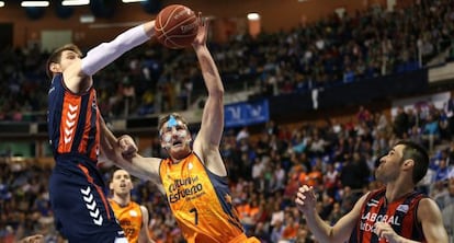  El alero italiano del Laboral Kutxa Andr&eacute;s Nocioni (i), lucha el bal&oacute;n ante el ala-pivot estadounidense del Valencia Basket Club Justin Doellman (c). 