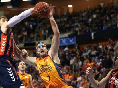  El alero italiano del Laboral Kutxa Andr&eacute;s Nocioni (i), lucha el bal&oacute;n ante el ala-pivot estadounidense del Valencia Basket Club Justin Doellman (c). 