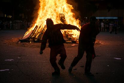 El fuego, protagonista de las noches de Sant Joan.