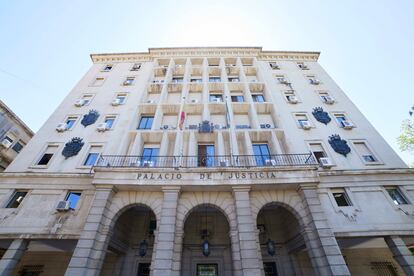 Fachada principal de la Audiencia Provincial de Sevilla.