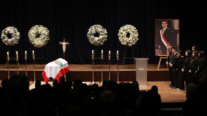 Familiares y amigos de Alberto Fujimori, asisten a su funeral, en Lima (Perú).