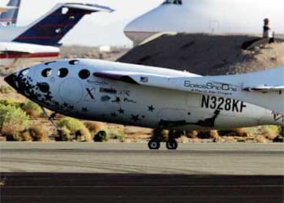 La 'SpaceShipOne' aterriza en el aeropuerto de Mojave tras completar con éxito su viaje a la frontera del espacio.