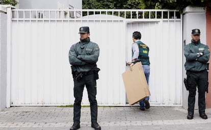 Agentes de la Unidad Central Operativa (UCO) de la Guardia Civil, durante el registro del domicilio familiar de Mario Conde.