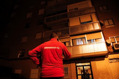 Un trabajador del 112 frente a la vivienda donde una mujer ha envenenado mortalmente a su marido y posteriormente se ha suicidado, a 2 de enero de 2023, en Fuenlabrada, Madrid (España).