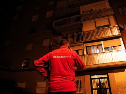 Un trabajador del 112 frente a la vivienda donde una mujer ha envenenado mortalmente a su marido y posteriormente se ha suicidado, a 2 de enero de 2023, en Fuenlabrada, Madrid (España).