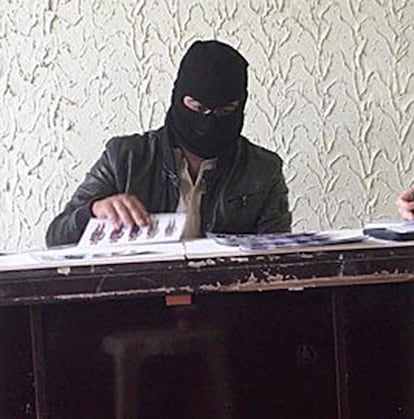 Un yihadista realiza un cuestionario en una prisión iraquí.