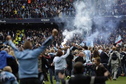 Aficionados del Manchester City celebran la consecución del titulo de campeón de la Premier League