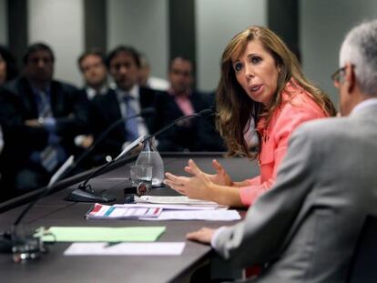 Sánchez-Camacho y, de espaldas, el notario Juan José López Burniol, ayer, en el Círculo de Economía.
