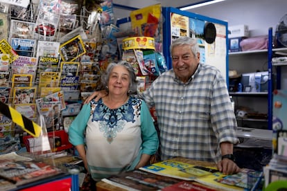 Los jubilados Antónia Monge y Francisco Seita en el establecimiento de Beja de apuestas y prensa donde siguen trabajando.