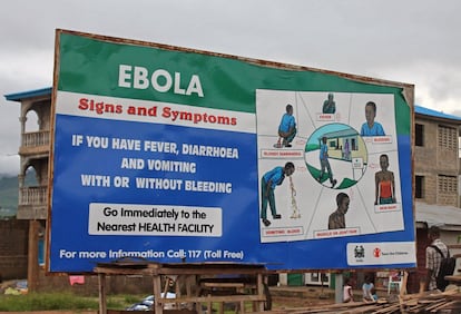 Panel informativo con los síntomas que puede provocar el virus en las personas contagiadas, en Freetown, Sierra Leona.