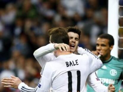 Morata se abraza con Bale tras marcar el tercer gol.