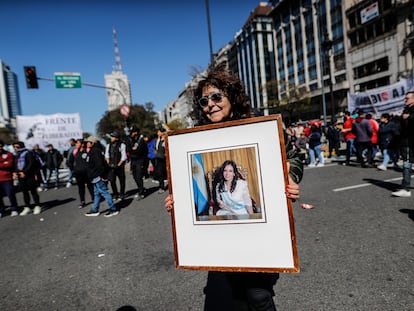 Una mujer sostiene un cuadro de Cristina Fernández de Kirchner cuando era presidenta de Argentina.