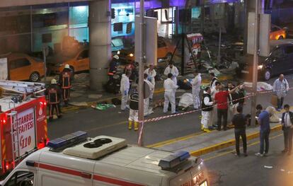 Policía y expertos forenses trabajan en el lugar de la explosión del aeropuerto más grande de Turquía.