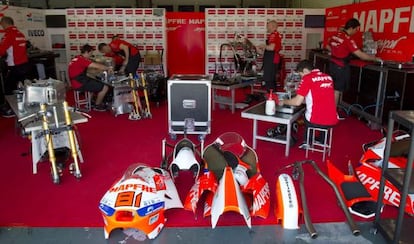 Mec&aacute;nicos del equipo Mapfre durante los preparativos en el circuito de velocidad de Jerez.