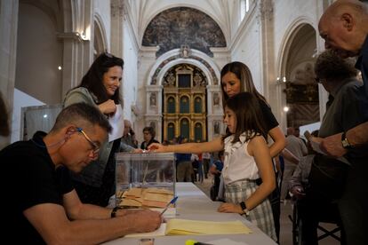Una niña deposita el voto de su madre en la iglesia desacralizada de San Esteban, Murcia.