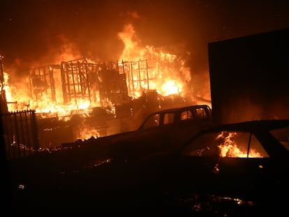 Casas se incendian en Valparaísso (Chile), el 2 de febrero.