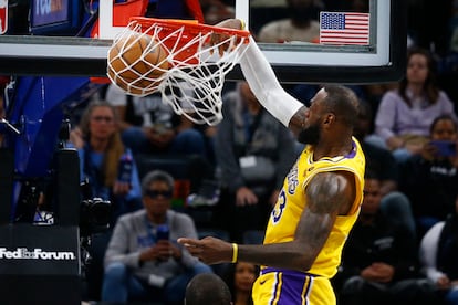 LeBron James hace un mate en un partido de esta semana contra los Memphis Grizzlies en el FedExForum de Memphis.