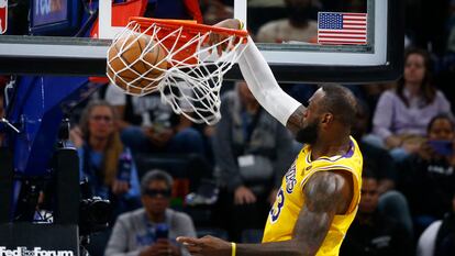 LeBron James hace un mate en un partido de esta semana contra los Memphis Grizzlies en el FedExForum de Memphis.