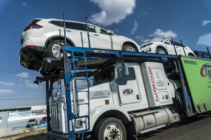 Un trailer transporta vehículos recién ensamblados en la planta de Nissan en Aguascalientes.