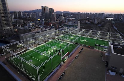 Campos de futebol no telhado de um shopping de Seul (Coreia do Sul).